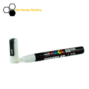 84104-01_zeichenstift-posca-weiss_logo